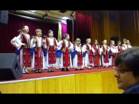 Ies mândruțele la horă