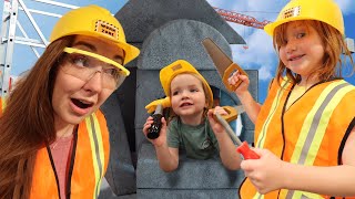 KiDS CONSTRUCTiON JOB!!  Adley is the Boss!  help build a pretend town!  work with Niko, Mom &amp; Dad!