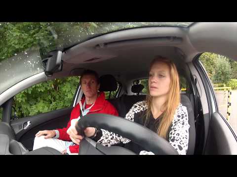 MNM: Rijles 2 - DJ Dorianne leert achterwaarts parkeren