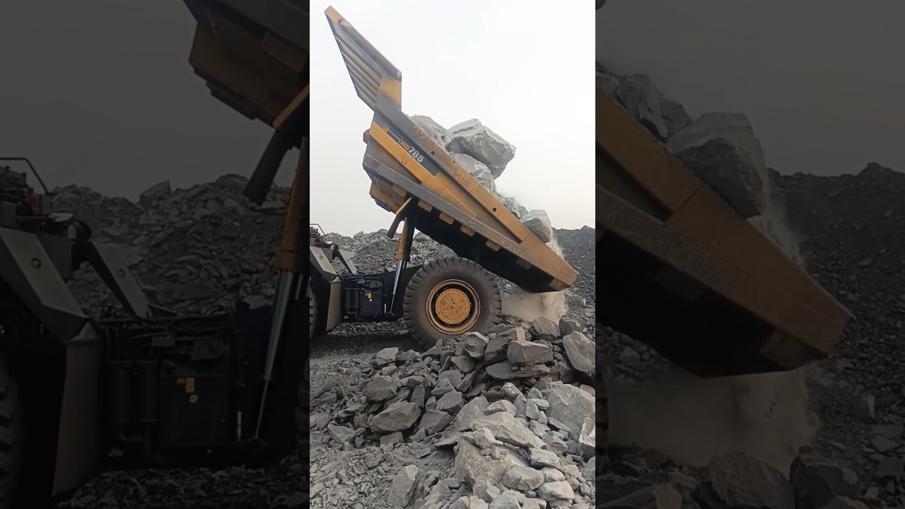 Unloading 210 Tons of heavy material #dumptruck #komatsu