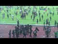 Persebaya Surabaya Kalah, Bonek Ngamuk, Serang Panitia Pelaksana & Petugas Keamanan Persebaya Surabaya Kalah, Bonek Ngamuk, Serang Panitia Pelaksana & Petugas Keamanan