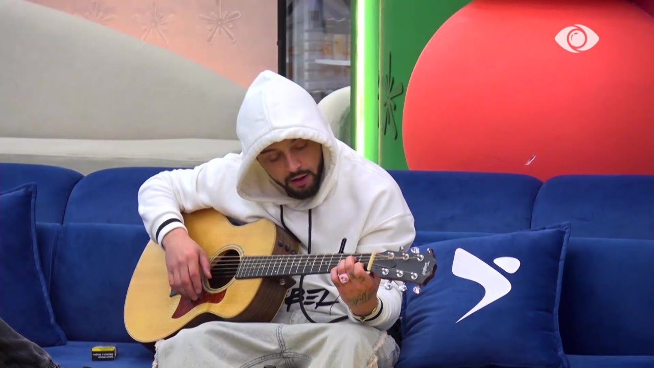 “Vetëm a e do punën…”/ Gjesti i bie kitarës teksa këndon