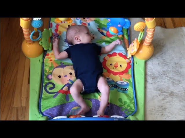 Vídeo relacionado con Fisher-Price Kick & Play Piano blandito pataditas, peluche con actividades, luces y sonidos, juguete para bebé recién nacido (Mattel HND54)