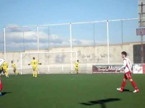 15 minutos. Gran ocasión de Brayan para la EMF Tiemes, disparo cruzado