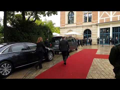 MERKEL kommt im VW BUS bei Bayreuther Festspiele 2017 an