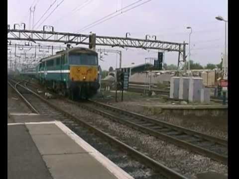 Anglia 86218 & DBSO 9709 Pulling Out of Carriage Siding at Bletchley, May 1999