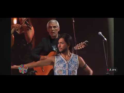 Luciano Arias bailando junto al Peteco Carabajal