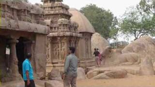 preview picture of video 'Mamallapuram & Mahabalipuram - Arjuna's Penance, Krishna's Butter Ball, Shore Temple etc.'