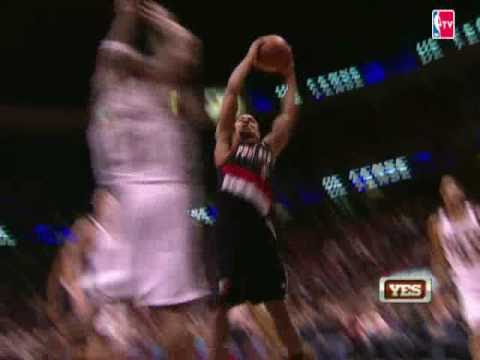 Jerryd Bayless Drives in for a High-Flying Slam