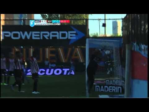 El primer tiempo terminó con peligro. Arsenal 0 - Estudiantes 1. Fecha 1. Primera División 2015. FPT