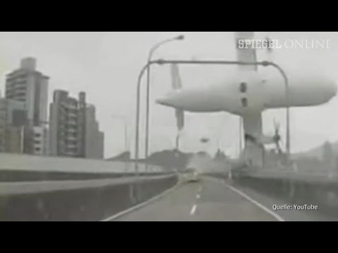 Taiwan: Autofahrer filmt Flugzeugabsturz | DER SPIEGEL