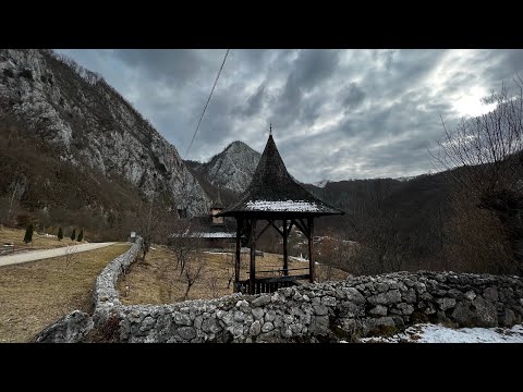 MANASTIREA SUB PIATRA