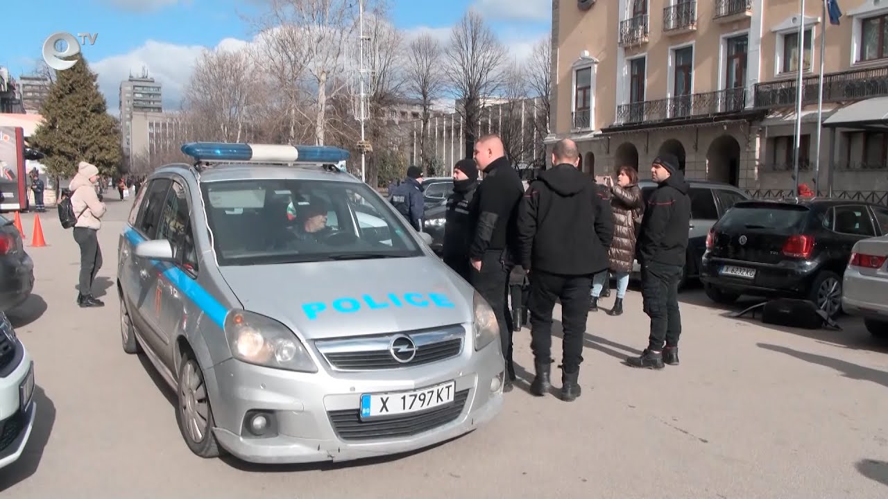Звукозапис, тръбящ „Оставка“, кънтеше днес пред сградата на община Хасково