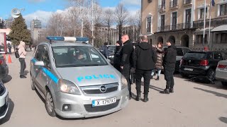 Звукозапис, тръбящ „Оставка“, кънтеше днес пред сградата на община Хасково