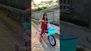 Download lagu Learning to Ride a Two-Wheeled Bike #children'stoys #kalilajenna mp3