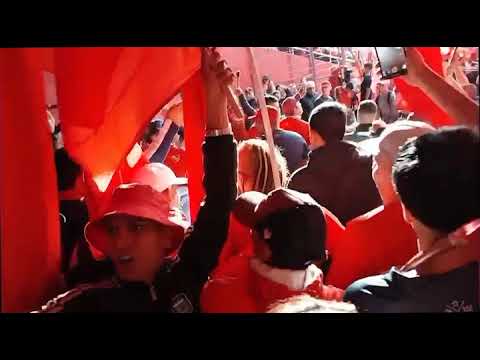 "SOMOS NOSOTROS, LOS QUE VAMOS A TODOS LADOS, NUNCA VAMOS REFUGIADOS" Barra: La Barra del Rojo • Club: Independiente • País: Argentina