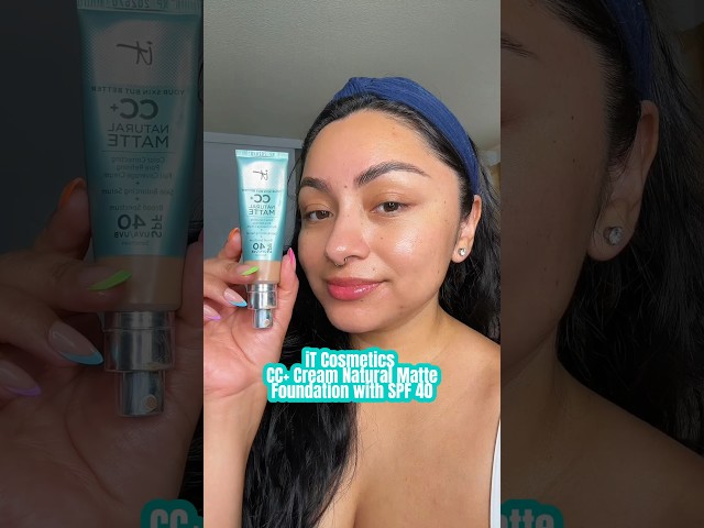 Vídeo relacionado con IT Cosmetics, Base de Maquillaje Matificante y Control de Brillo 16h, Minimiza Poros, Hidrata 24h, Your Skin But Better CC+ Natural Matte SPF 40, Tono Neutral Medium, 32 ml