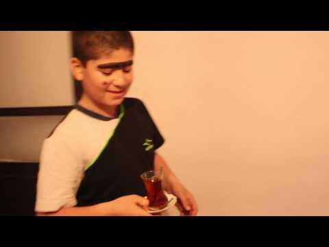 fiko babasının üstüne çay dökerse