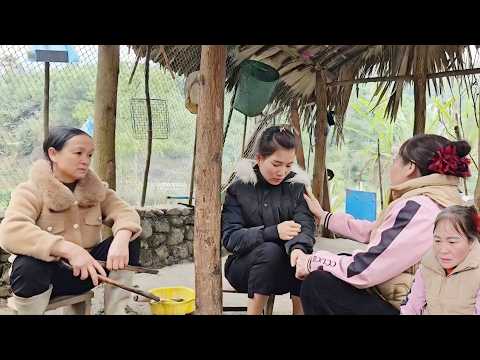 Hang's mother came to visit her son and was very sad to hear that he had divorced Nhat