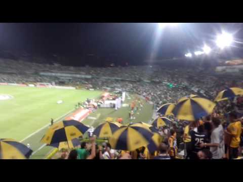 ""Siempre estuvimos, nunca te abandonamos" - En Medellín 2016." Barra: Los Guerreros &bull; Club: Rosario Central
