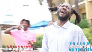 Homeless Man serenades women with R Kelly song (No Cash)