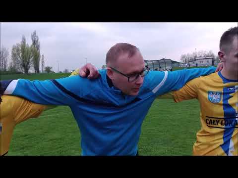 Olimpia Kisielice świętuje wygraną 4:0 nad Welem Bratian