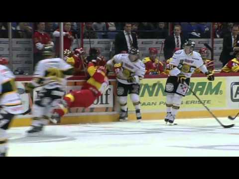 Jesse Niinimäki huitoo Erik Karlssonia vaarallisesti