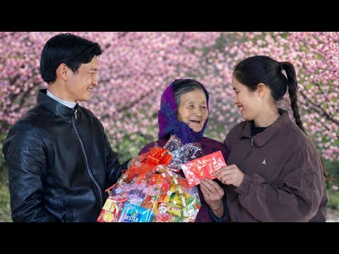 The old woman was surprised and delighted by Thu and Tu Phan's visit and their special gifts. 