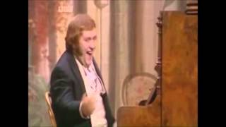 Les Dawson - Plays the Piano Off Key & Sings 'Feelings'.