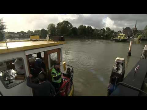 Schipper en omstanders redden drenkelingen uit auto vlakbij pontje Gouderak-Moordrecht