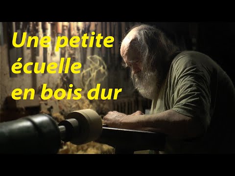 UNE PETITE ECUELLE EN BOIS DUR