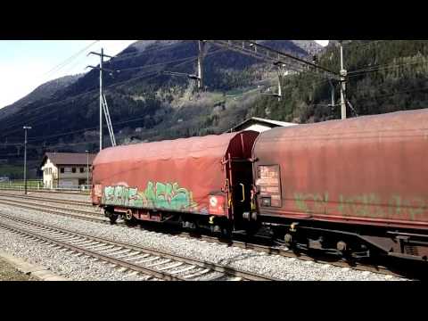 DOPPIA DI DB. 185 CON CARRI MERCI IN TRANSITO A AMBRI-PIOTTA.(CH) 25 - 4 - 2016.