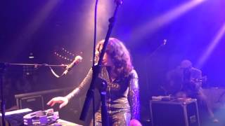 Kitty , Daisy & Lewis . Bitchin' in the kitchen .  Live in Paris . Le Trabendo