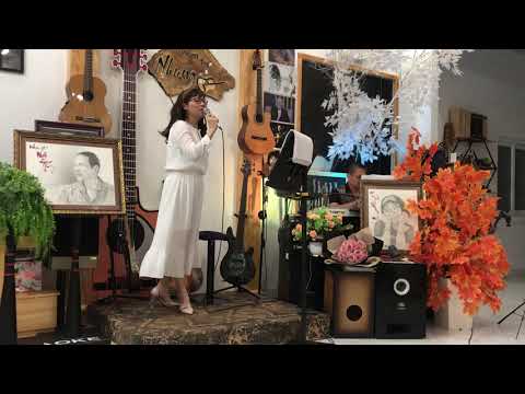 Tóc xoả ôm vai - Tuyết Nhung