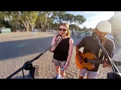 Questa ragazza mi chiede una canzone di Sting... poi inizia a cantare e lascia tutti a bocca aperta!