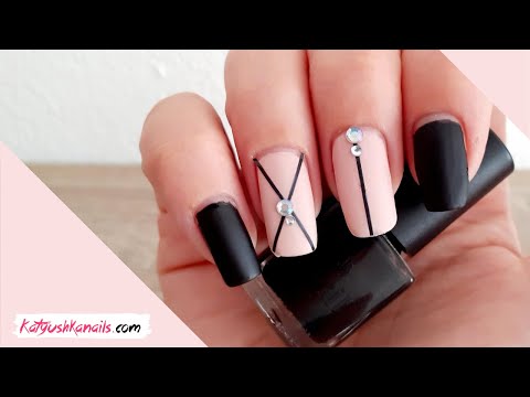 Uñas elegantes negro rosa piedras