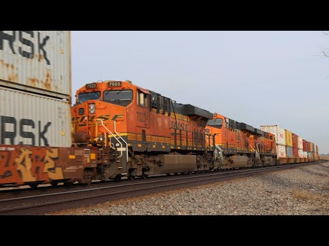 🇺🇸 3-Mile Long, 6-Engine Freight Train Picking up Speed! 🇺🇸 