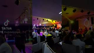 クリスマスシーズンのダンスホール