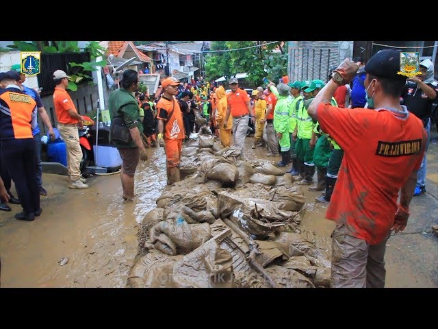 Masyarakat Antusias Mengikuti #KerjaBaktiJakarta di Jakarta Selatan