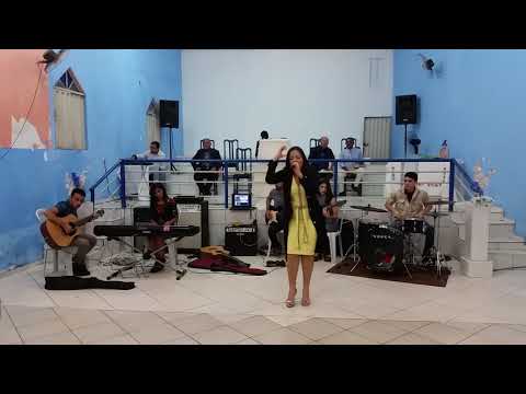 Cantora Dinamara Cardozo louvando a Deus na inauguração da I.B.T.A Igreja Batista Tempo de Av.