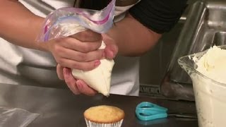 How to Frost Cupcakes With a Homemade Pastry Bag : Cupcake Treats