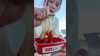 Download lagu What happens when a woman goes to a shrimp festival alone? mp3 Download lagu What happens when a woman goes to a shrimp festival alone? mp3
