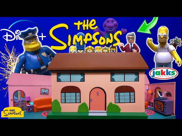 Vídeo relacionado con Jakks Pacific Diorama de la Sala de Estar de Los Simpson, Set de Juego con Licencia Oficial, Incluye una minifigura de Homer de 6 cm y Accesorios, Divertidas Funciones interactivas