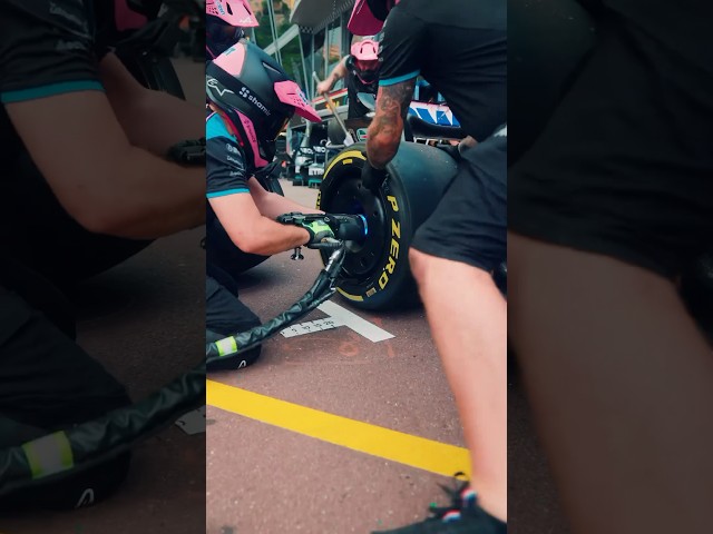 Vídeo relacionado con Mujer Pit Crew para los amantes de los coches de carreras Pit-Stop Crew Mecánica Camiseta Cuello V