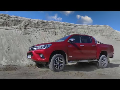 Toyota Hilux Off road test in the sand (4K)