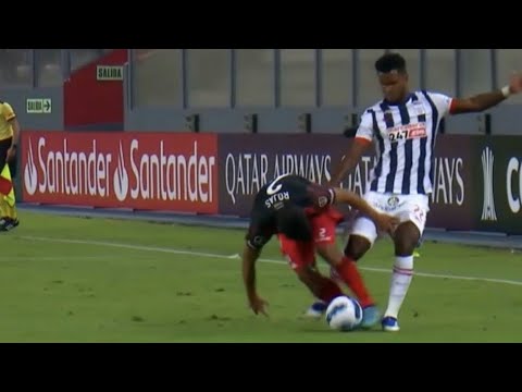 Tremenda patada que lo fractura a Robert Rojas