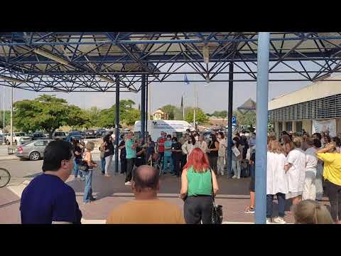 Υγειονομικοί υπάλληλοι οργάνωσαν σήμερα διαματυρία ενάντια στον εμβολιασμό τους έξω από το Πανεπιστημιακό νοσοκομείο Λάρισας Υγειονομικοί υπάλληλοι οργάνωσαν σήμερα διαματυρία ενάντια στον εμβολιασμό τους έξω από το Πανεπιστημιακό νοσοκομείο Λάρισας