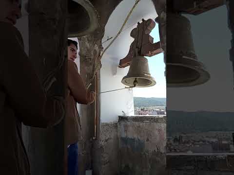 llamando para la procesión en la capilla del Carmen