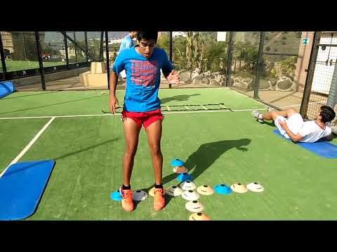 La preparación de unas máquinas del pádel Juan Tello,Fede Chingotto,y Josélito Solano