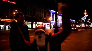 preview picture of video 'Santa Claus gives free hugs and dances un the streets'